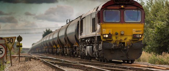 Hej alle sammen. I dag skal vi tale om noget, som hedder et støjhegn. Det er et hegn som tager støjen. Ved I hvad det er?